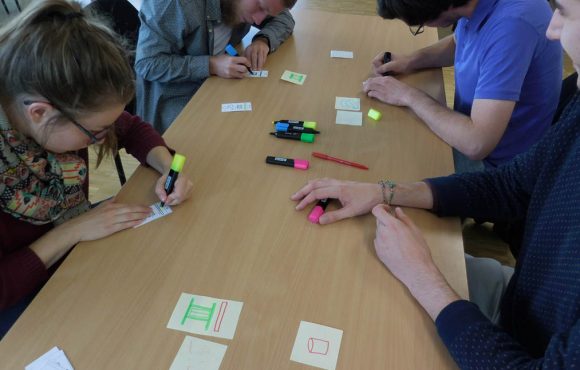 Stagiaires en train de jouer au Jeu du Lean Manufacturing