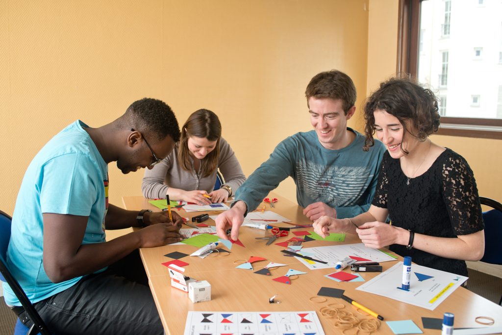 Focus Choisi Par Conception De Plan D'action Ludique De Stratégie De  Recueil Sur La Table De Jeux De Société Photo stock - Image du heureux,  activité: 180811032